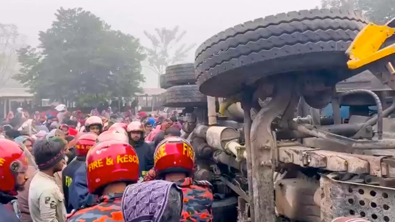 কলার হাটে ঢুকে পড়ল ট্রাক, নিহত ৪