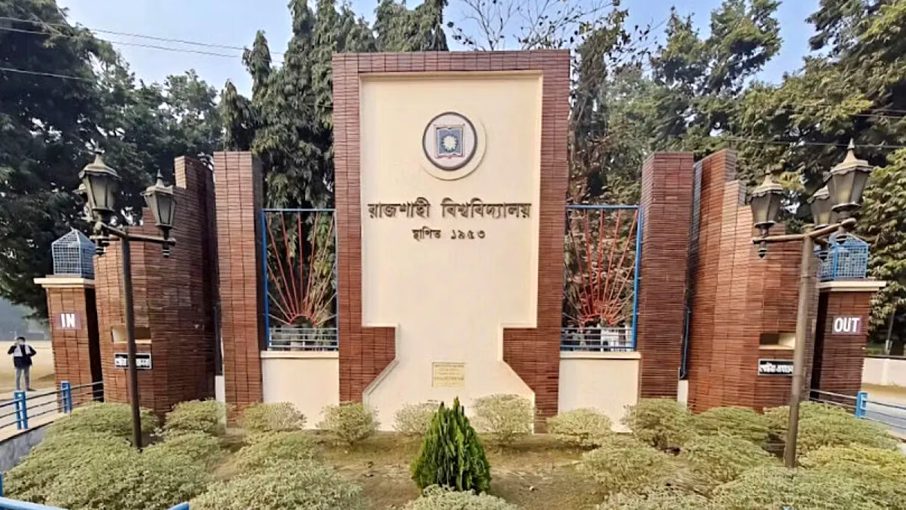 শার্ট-ক্যাপ পরিয়ে বান্ধবীকে নিয়ে হলে প্রবেশ রাবি ছাত্রের