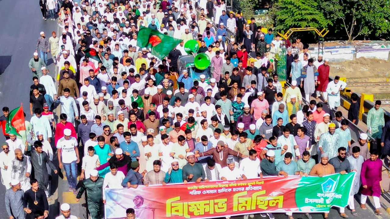 শহীদ হাদি হত্যার প্রতিবাদে চট্টগ্রামে শিবিরের বিক্ষোভ মিছিল