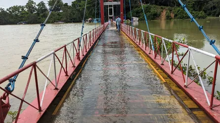 রাঙ্গামাটির ঝুলন্ত সেতু পানির নিচে, দর্শনার্থীদের প্রবেশে নিষেধাজ্ঞা
