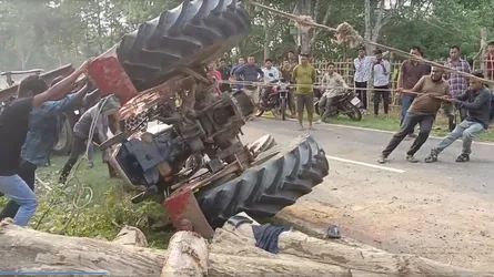 রাঙ্গামাটিতে কাঠবোঝাই ট্রাক্টর-ট্রলি উল্টে ৩ শ্রমিক নিহত, আহত ২