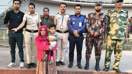 অবশেষে বেনাপোল চেকপোস্ট দিয়ে দেশে ফিরল মা-ছেলে