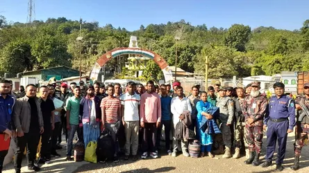 তামাবিল দিয়ে দেশে ফিরল ১৭ বাংলাদেশী