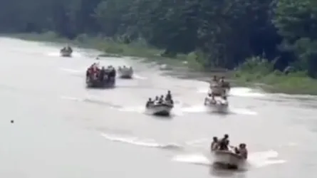 ভাঙ্গায় ফিল্মি স্টাইলে অস্ত্রশস্ত্র নিয়ে কিশোর গ্যাংয়ের স্পিডবোট মহড়া