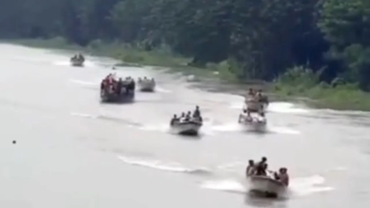 ভাঙ্গায় ফিল্মি স্টাইলে অস্ত্রশস্ত্র নিয়ে কিশোর গ্যাংয়ের স্পিডবোট মহড়া