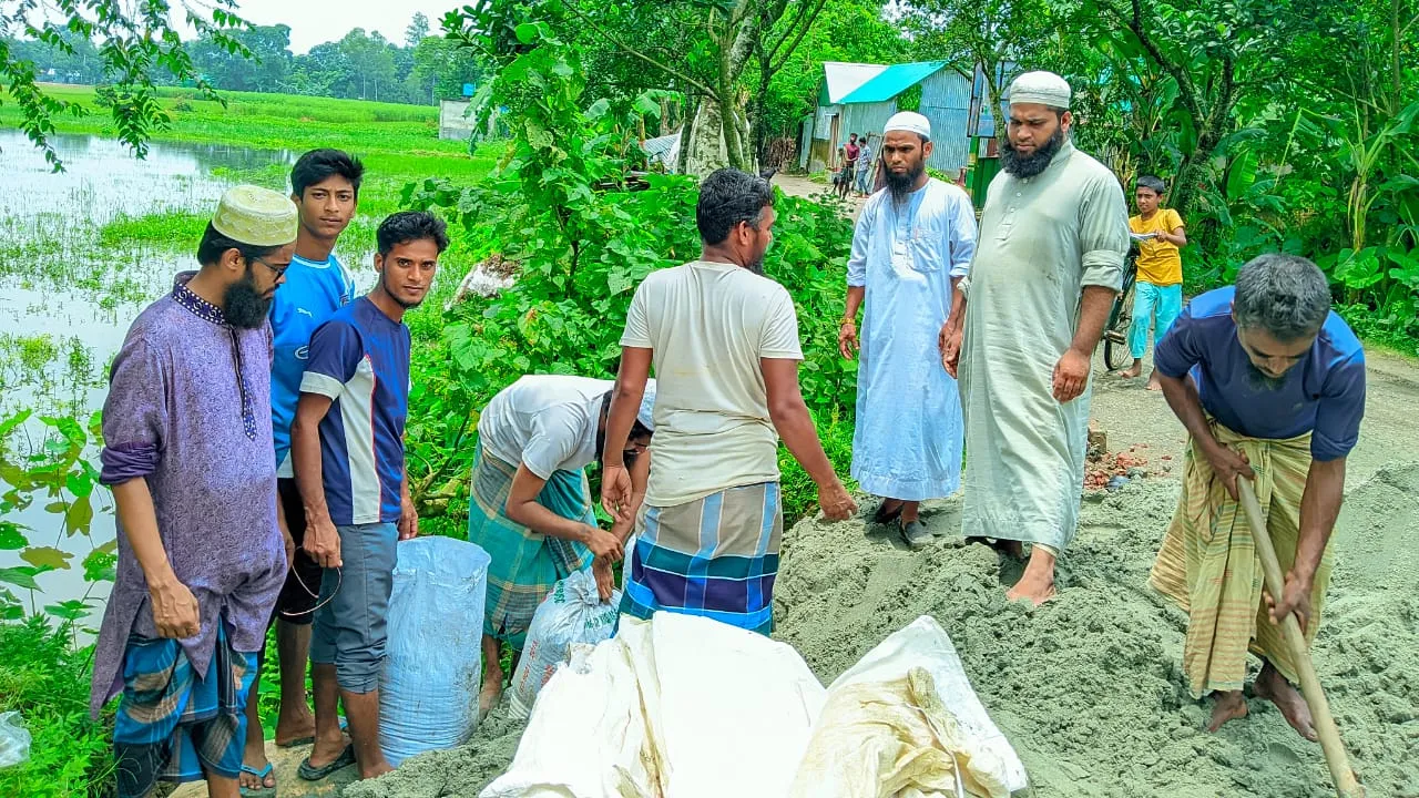 কটিয়াদীতে ইসলামী আন্দোলনের স্বেচ্ছাশ্রমে রাস্তা মেরামত