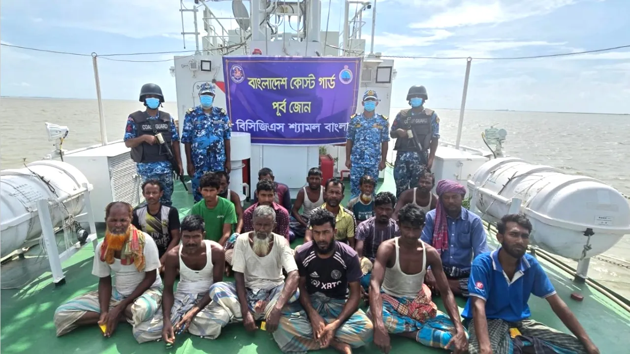 ৪ দিন ধরে সমুদ্রে ভাসতে থাকা ১৭ জেলে উদ্ধার