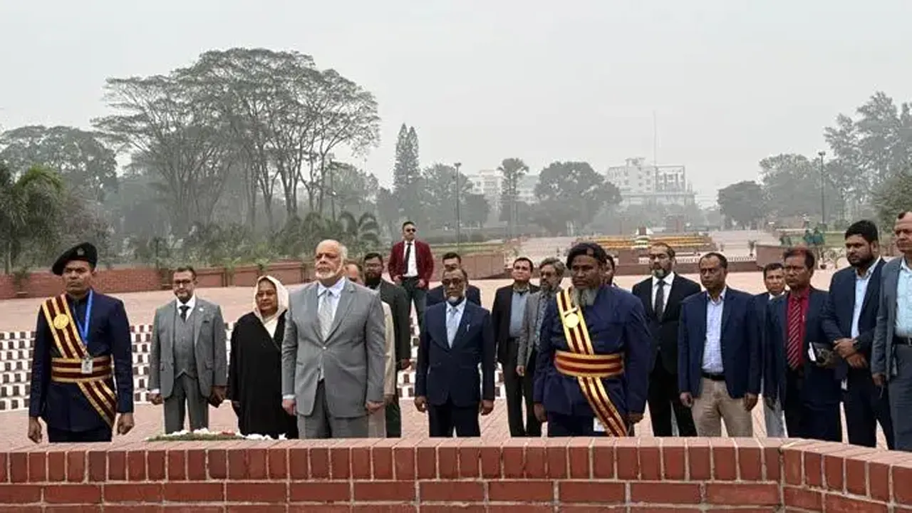 সাভারের জাতীয় স্মৃতিসৌধে প্রধান বিচারপতির শ্রদ্ধা