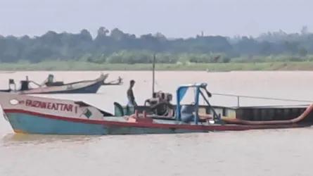 আনোয়ারায় সাঙ্গু নদীতে অবৈধভাবে বালু উত্তোলন, হুমকির মুখে বেড়িবাঁধ