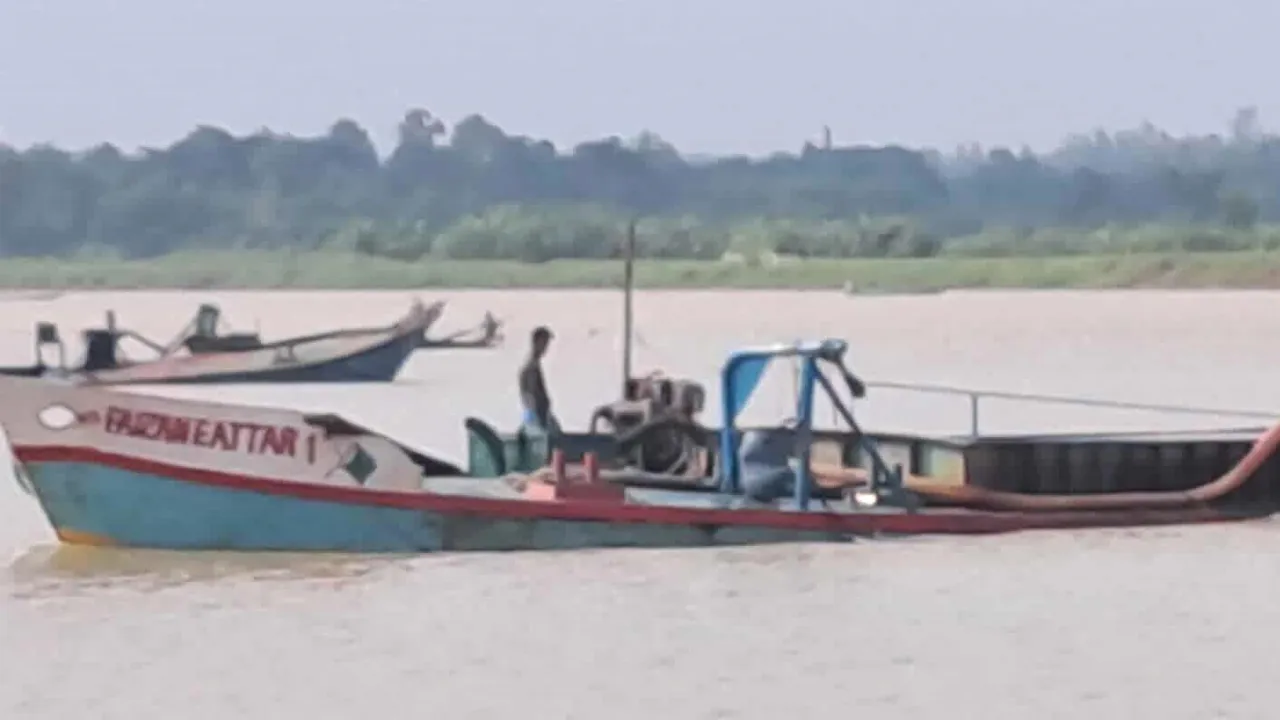 আনোয়ারায় সাঙ্গু নদীতে অবৈধভাবে বালু উত্তোলন, হুমকির মুখে বেড়িবাঁধ