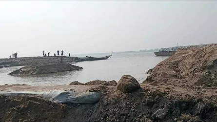 খুলনার কয়রায় বেড়িবাঁধে ভয়াবহ ভাঙন, স্বেচ্ছাশ্রমে পানি আটকালো গ্রামবাসী