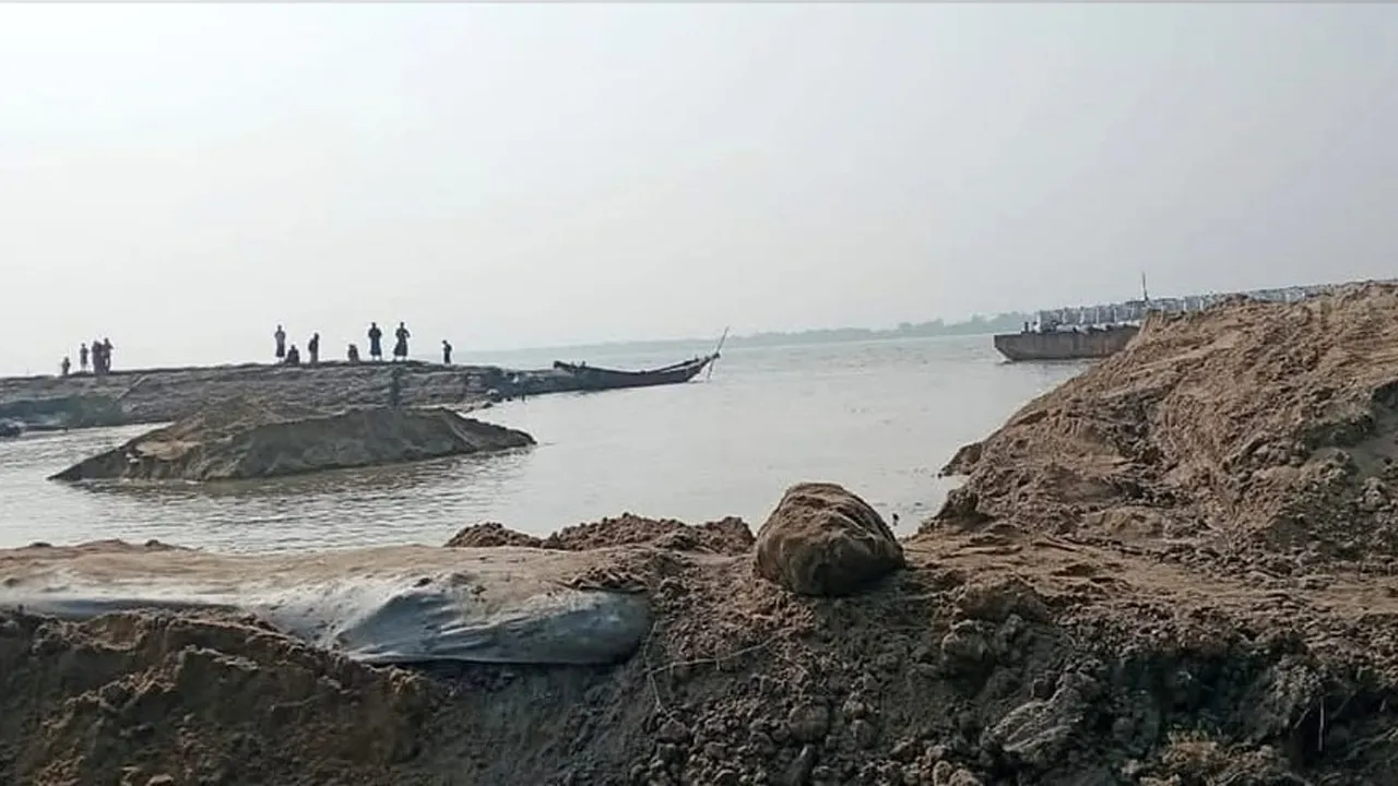 খুলনার কয়রায় বেড়িবাঁধে ভয়াবহ ভাঙন, স্বেচ্ছাশ্রমে পানি আটকালো গ্রামবাসী