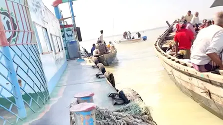 ভোলার মাঝের চরে অবৈধ বালু উত্তোলনে বাধা, গুলিবিদ্ধ ৪