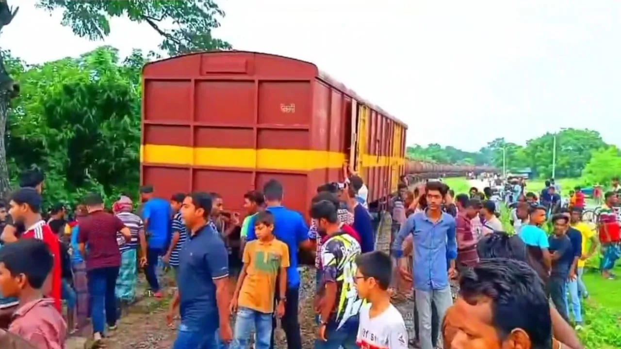 ৫ ঘণ্টা পর খুলনার সাথে সারাদেশের রেল যোগাযোগ স্বাভাবিক