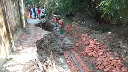 চৌদ্দগ্রামে গার্ড ওয়ালে নিম্নমানের সামগ্রী ব্যবহার, কাজ বন্ধ করে দিল এলাকাবাসী