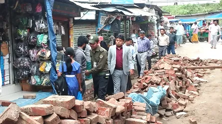 সাভারে রাস্তা নির্মাণে নিম্নমানের সামগ্রী ব্যবহার, কাজ বন্ধ করে দিলো ইউএনও