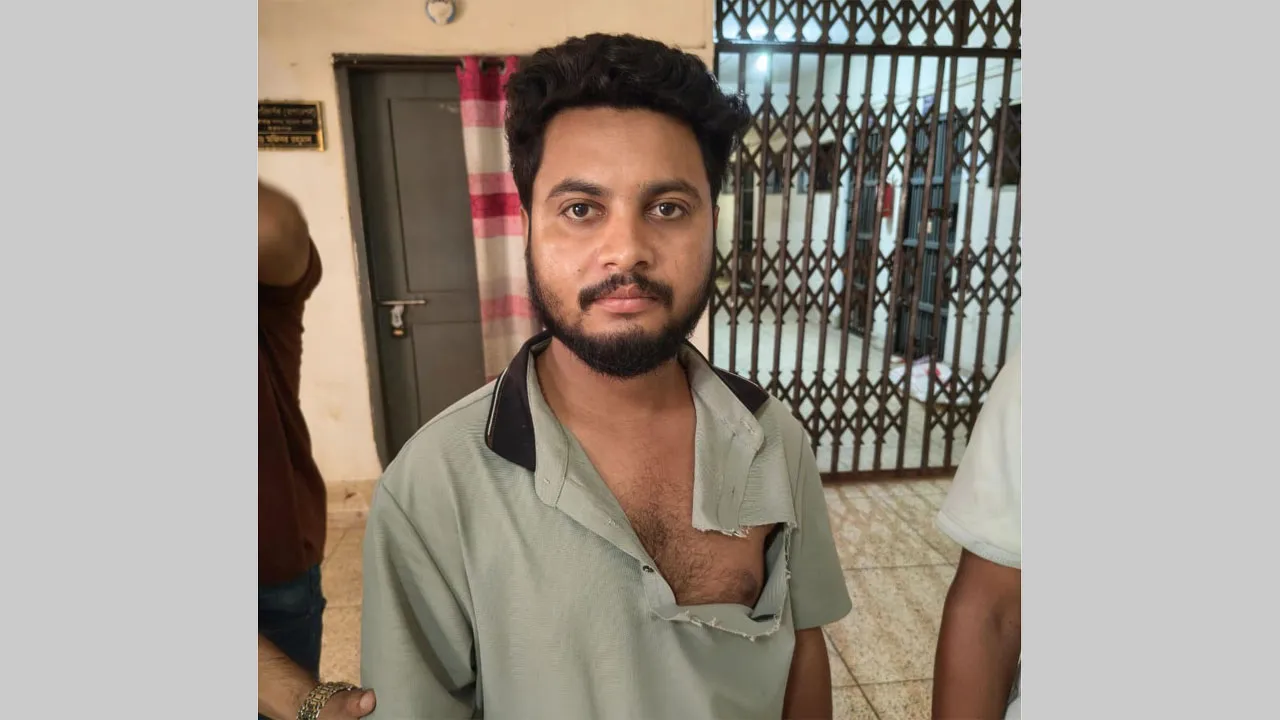 রূপগঞ্জে ২৭ বোতল মদসহ ছাত্রলীগ নেতা গ্রেফতার