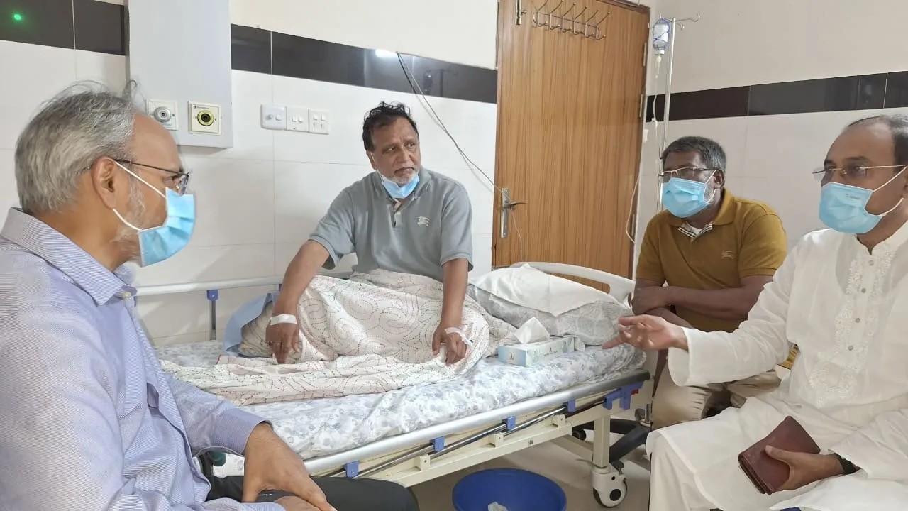 বীর মুক্তিযোদ্ধা আবদুস সালামকে দেখতে হাসপাতালে ডা: রফিক
