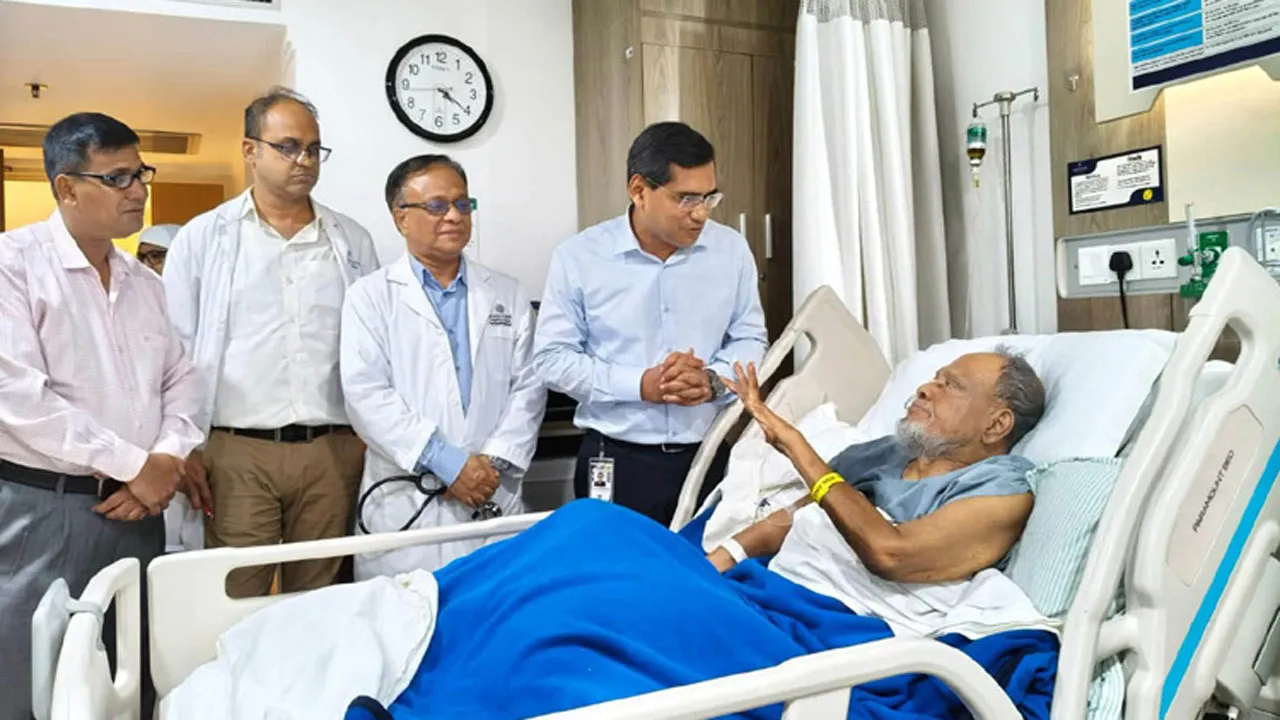 হাসপাতালে চিকিৎসাধীন রফিকুল ইসলাম মিয়ার শারীরিক অবস্থার খোঁজ নিলেন প্রধানমন্ত্রী