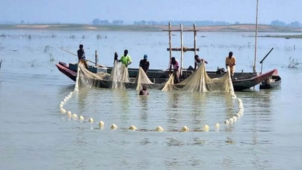 আজ মধ্যরাত থেকে কাপ্তাই হ্রদে মাছ আহরণে নিষেধাজ্ঞা শুরু