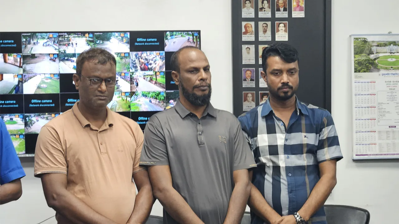 রাবির ৩ আওয়ামী কর্মকর্তাকে পুলিশে দিল সাবেক শিক্ষার্থীরা