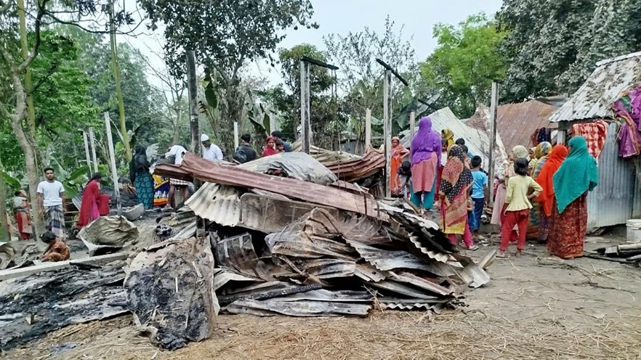 রায়গঞ্জে কৃষকের বসতঘরে আগুন