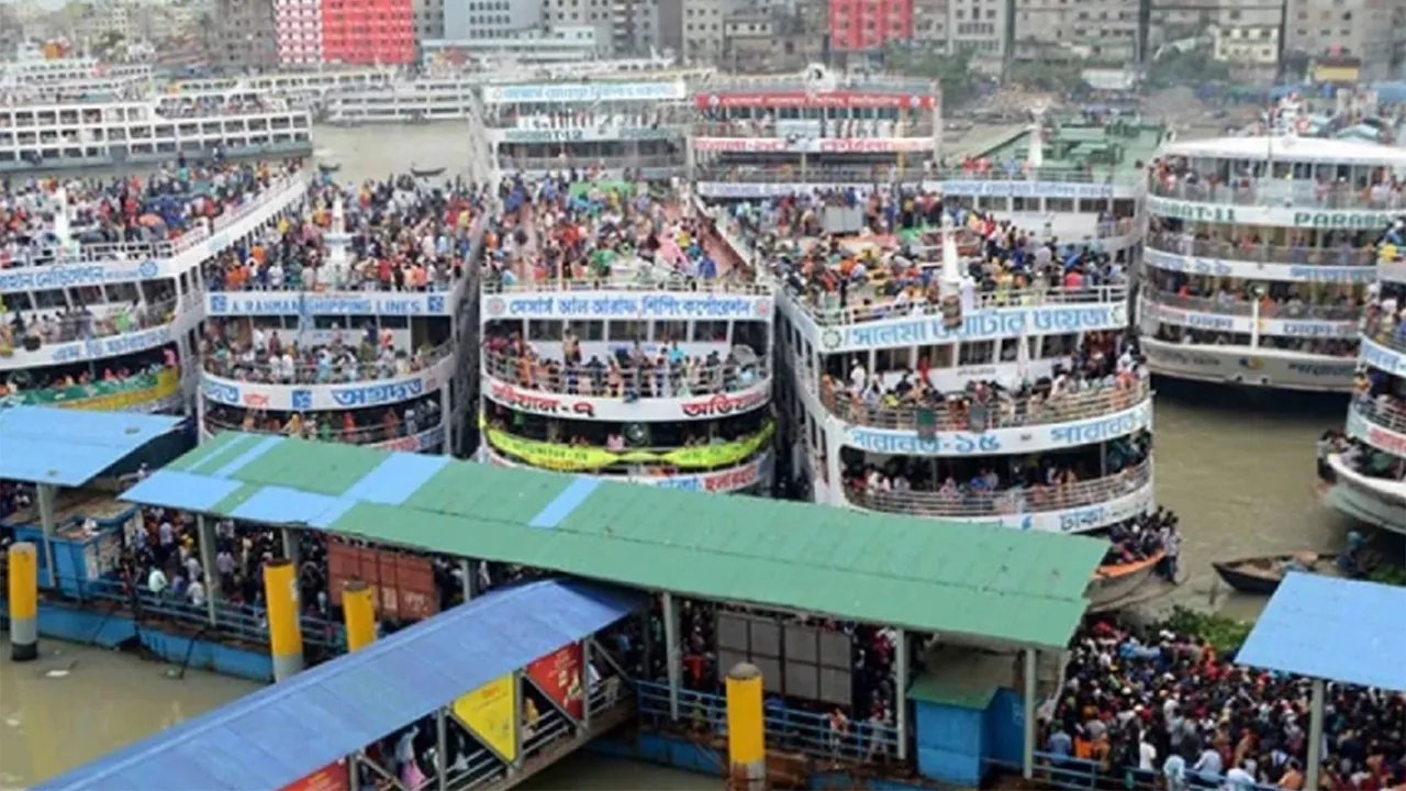ঈদে ঘরমুখো যাত্রীদের লঞ্চের অগ্রীম টিকিট কাটতে কাউন্টারে ভিড়
