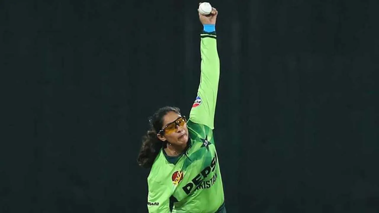 পাকিস্তানি স্পিনার সাদিয়া ইকবালের সিংহাসন পুনরুদ্ধার