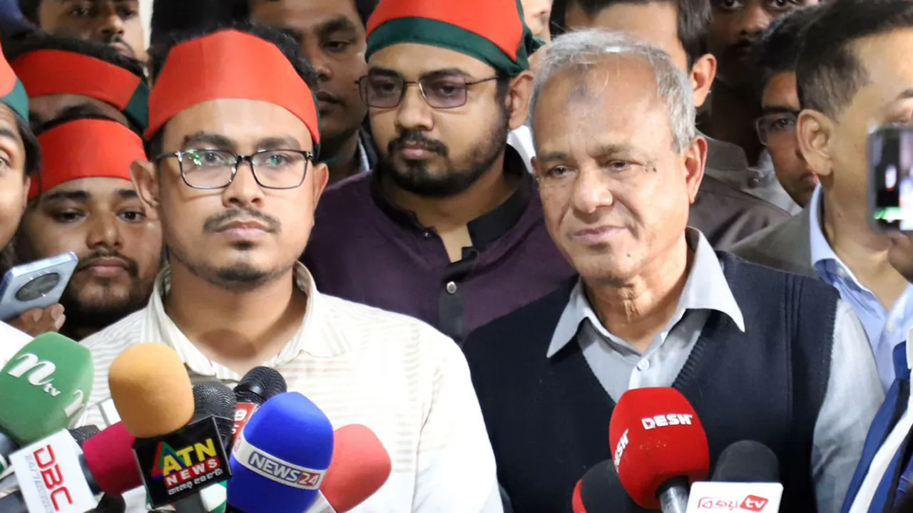 ৩ উপদেষ্টাকে আল্টিমেটাম ডাকসুর