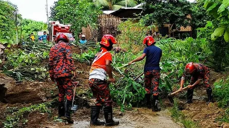 সাজেক সড়কে পাহাড় ধস, আটকে আছে ৪ শতাধিক পর্যটক