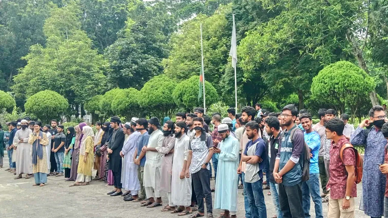 ইবি শিক্ষার্থীর মৃত্যুর ঘটনায় মুখে কালো ফিতা বেঁধে মৌন মিছিল