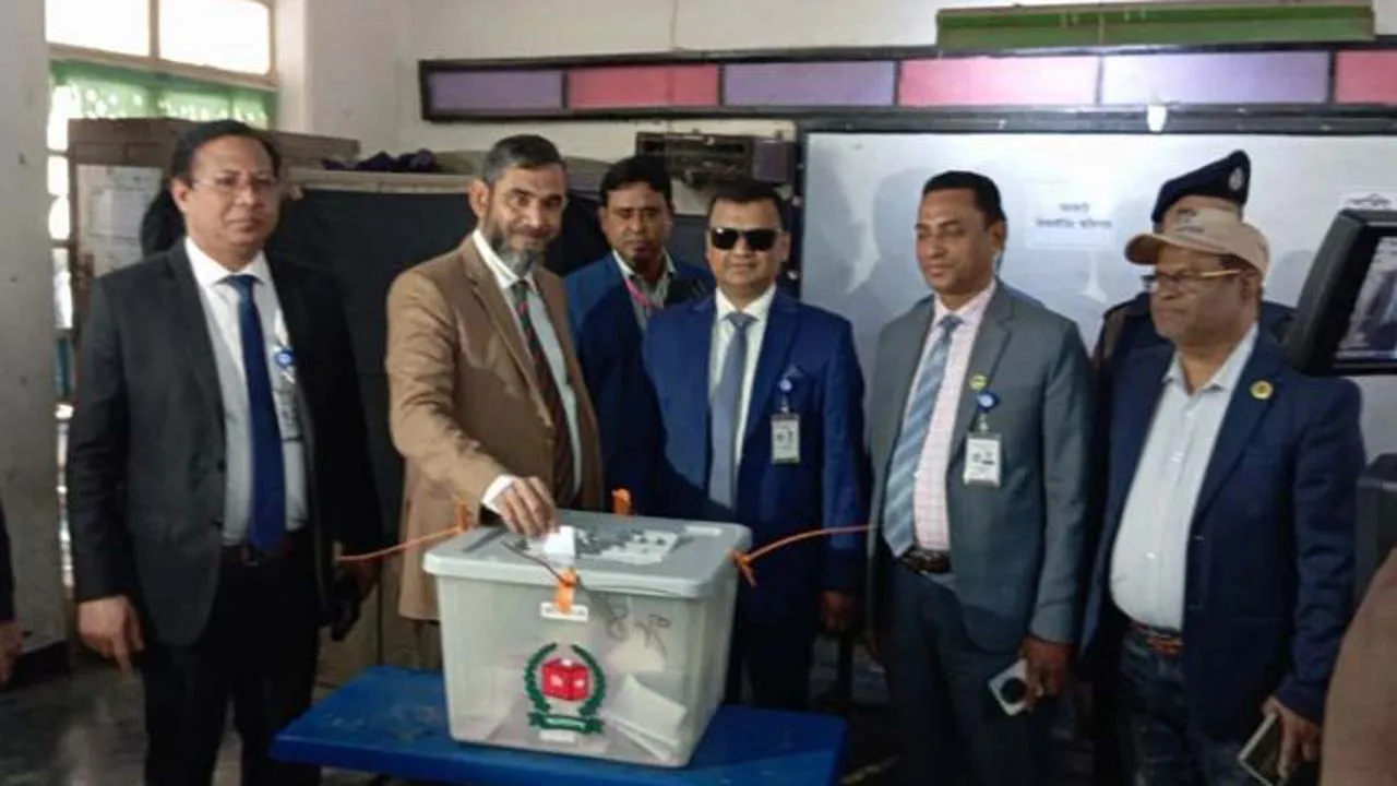 অত্যন্ত সুন্দরভাবে নির্বাচন অনুষ্ঠিত হচ্ছে : ইসি সানাউল্লাহ