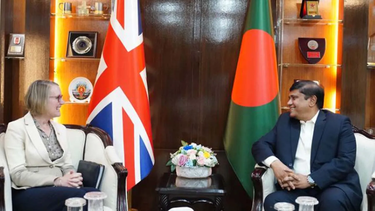 প্রধানমন্ত্রীর প্রতিরক্ষা উপদেষ্টার সাথে যুক্তরাজ্যের হাইকমিশনারের সাক্ষাৎ