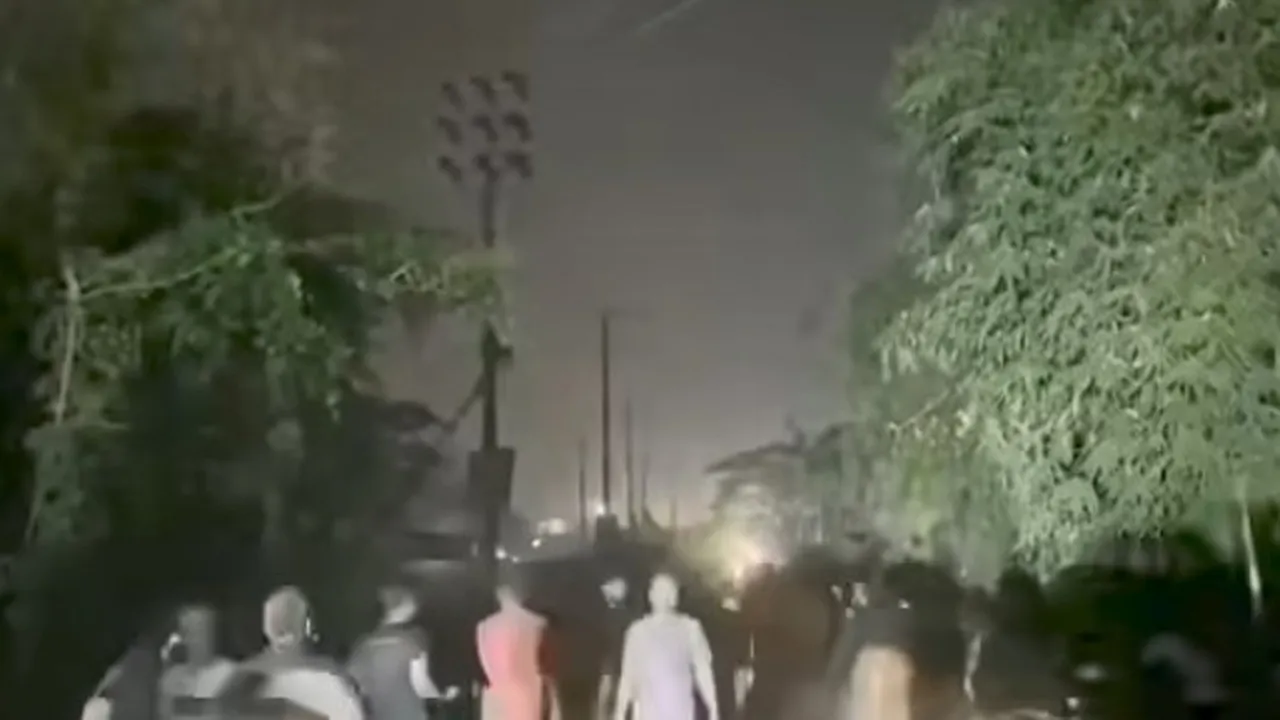 ব্রাহ্মণবাড়িয়ায় টিস্যু পেপার চাওয়ায় সংঘর্ষ, আহত ২০