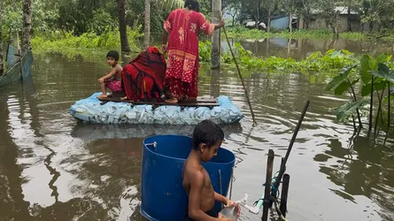 সাতক্ষীরায় ভারী বৃষ্টিতে পানিবন্দী বহু পরিবার