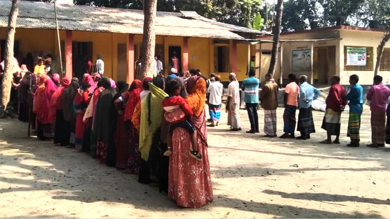 সাটুরিয়ায় স্বতঃস্ফূর্তভাবে চলছে ভোটগ্রহণ