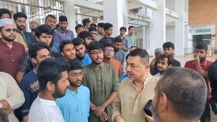 জুলাইয়ে হামলাকারীদের বিচার দাবিতে বিক্ষোভ, স্বরাষ্ট্র সচিবের আশ্বাসে ফিরল শিক্ষার্থীরা