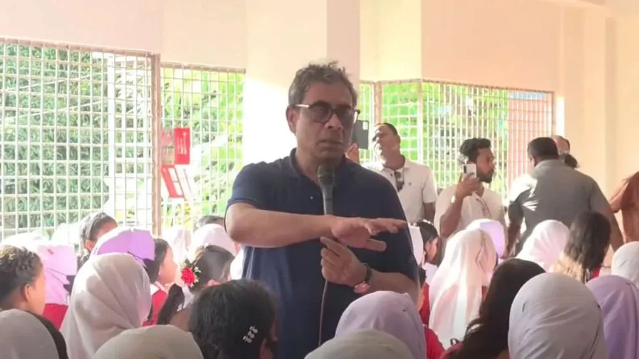 প্রশাসনকে সম্পূর্ণ প্রভাবমুক্ত হয়ে কাজ করার নির্দেশ