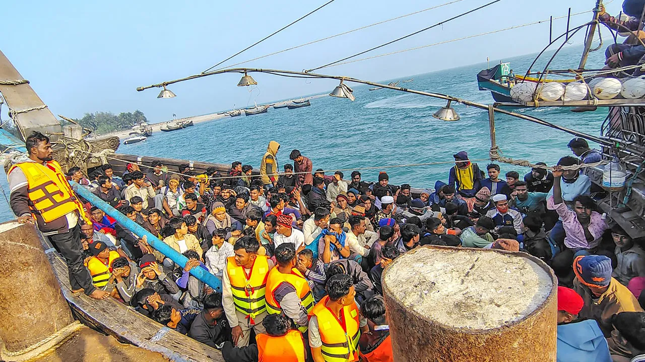 সমুদ্রে ২৭৩ জনকে আটক করলো বাংলাদেশ নৌবাহিনী