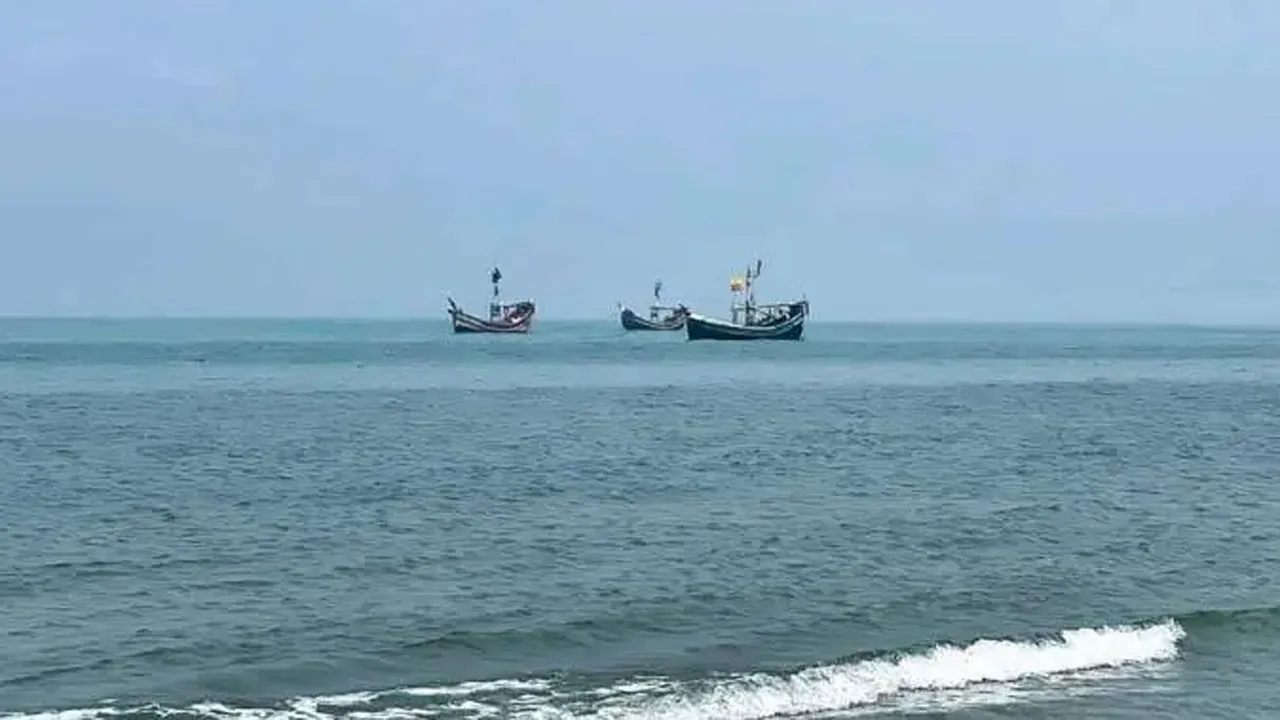 ২৯ জেলে-মাঝিসহ ট্রলার ধরে নিয়ে গেল ভারতীয় কোস্টগার্ড