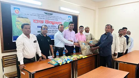 কুলাউড়ায় ২ হাজার কৃষকের মাঝে বীজ ও সার বিতরণ
