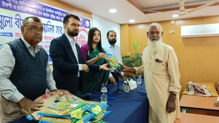চৌগাছায় ১৫ শ’ কৃষককে বিনামূল্যে বোরো ধানের বীজ ও সার বিতরণ