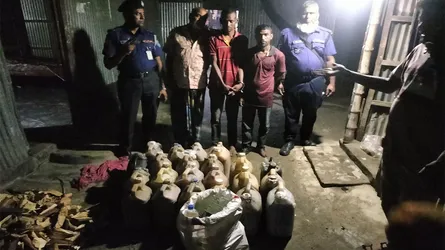 সাঘাটায় সেনাবাহিনীর অভিযানে ২৪০ লিটার মদসহ আটক ৩