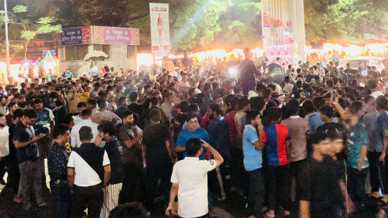 কুয়েট ভিসির পদত্যাগের দাবিতে শাহবাগ অবরোধ