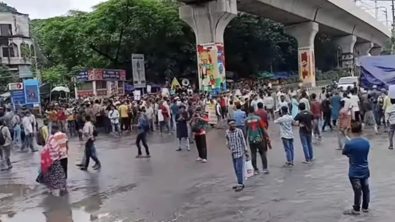 জুলাই সনদের দাবিতে শাহবাগে অবরোধ