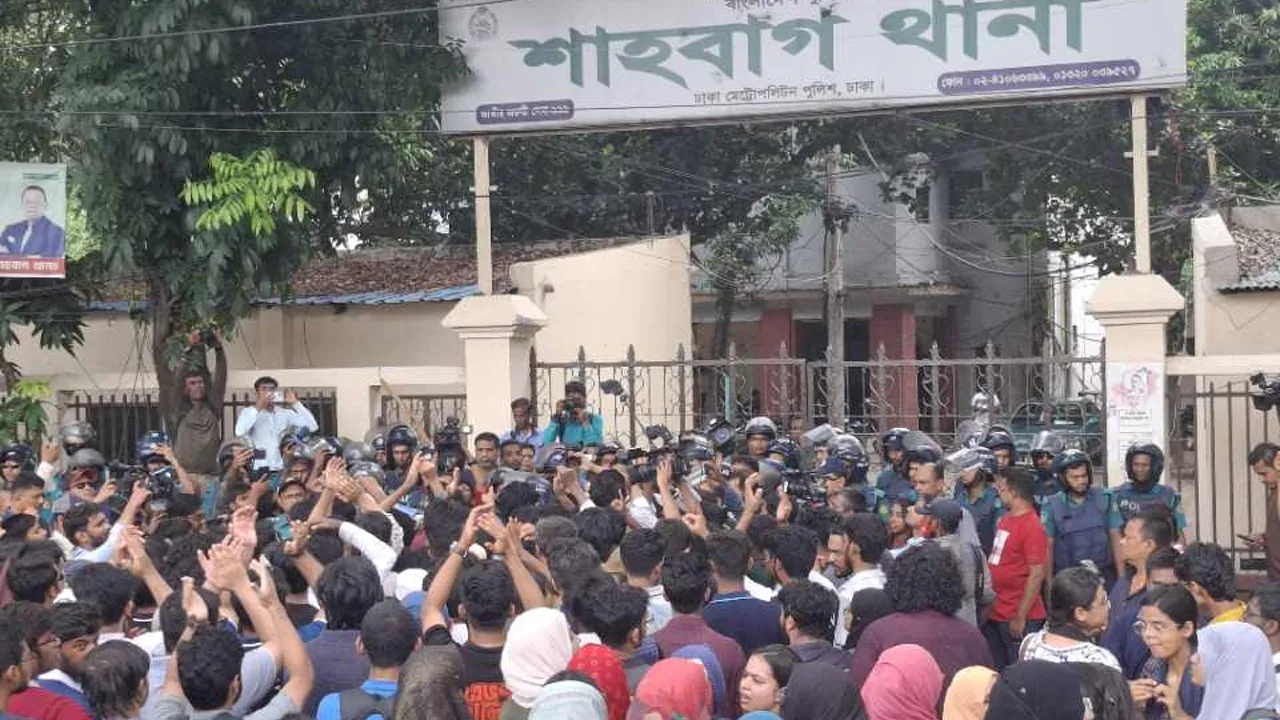 সাম্য হত্যার বিচারের দাবিতে শাহবাগ থানা ঘেরাও