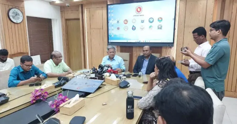 ৬ মাসের জন্য চট্টগ্রাম বন্দর পরিচালনায় নৌবাহিনীকে সুপারিশ করেছে সরকার : উপদেষ্টা