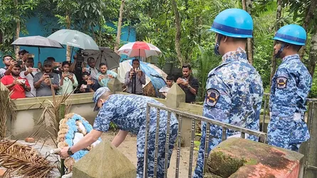 শরীয়তপুরে নিহত ২ শিক্ষার্থীর কবরে বিমান বাহিনীর শ্রদ্ধা