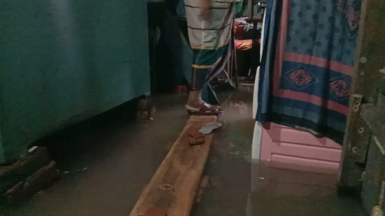 শিবচরে টানা বৃষ্টিতে পানিবন্দী ৩ শতাধিক পরিবার