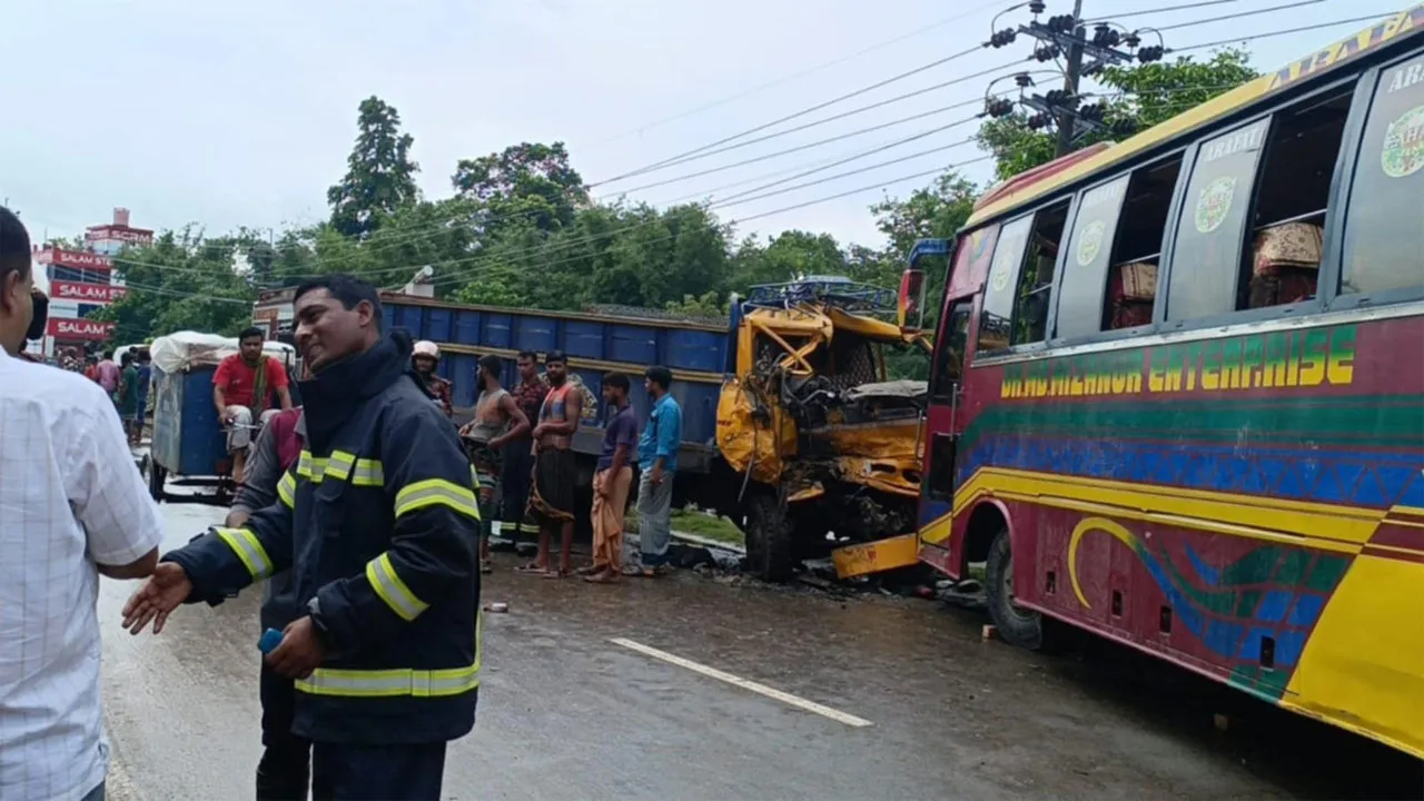 সিংগাইরে বাস-ট্রাক মুখোমুখি সংঘর্ষে নিহত ১, আহত ৫
